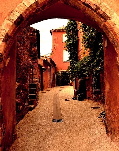 Under the arches of Roussillon / France